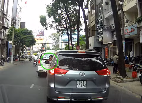 Lái xe ngơ ngác chưa kịp định thần, vội đưa tay ra sờ những mặt gương đã bị hai tên trộm cướp mất