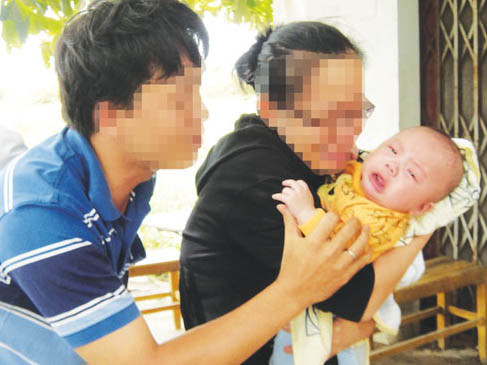 Vợ chồng anh H., chị C. sung sướng lúc nhận lại được con - Ảnh: Hoài Nam - Thanh Niên