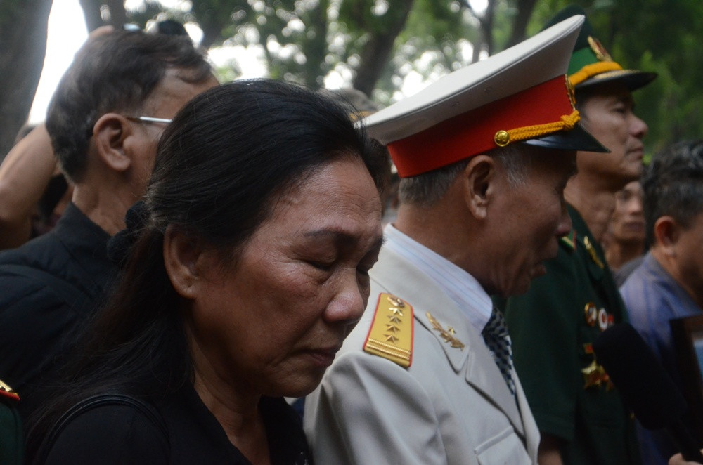 Nhiều người không dấu được nước mắt