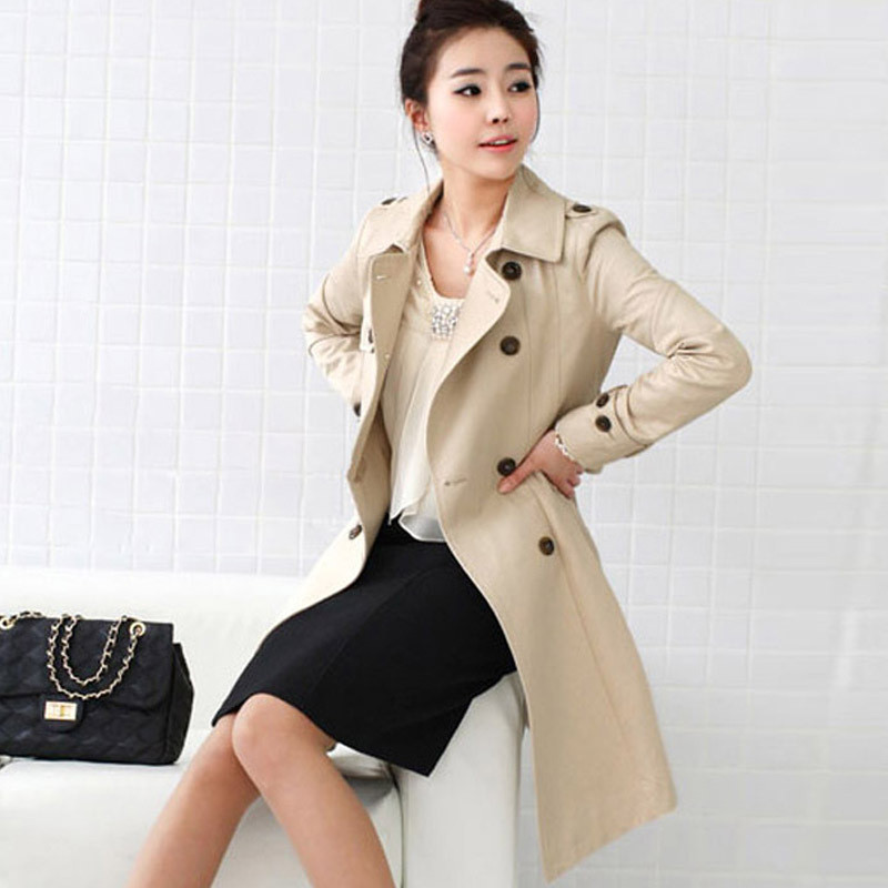 Áo phao, áo da hay những item cotton pha nilon khó thấm nước chính là những món đồ hoàn hảo cho những ngày mưa phùn thế này. Ngoài ra những kiểu áo sơ mi, đặc biệt là sơ mi denim cũng là một lựa chọn không tồi đâu nhé! Shorts, chân váy cotton tiện dụng hay skinny jeans sẽ giúp bạn cảm thấy năng động và thoải mái hơn. Cuối cùng là giữ cho đôi chân khỏi ướt bằng một đôi ủng đi mưa thật xinh, hay boots và giày da... vậy là bạn đã có ngay set đồ đi mưa thật hợp lý và thời trang rồi đấy!