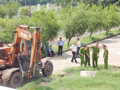 Lực lượng chức năng đào đường cống ngầm của nhà máy xử lý nước thải KCN Long Thành