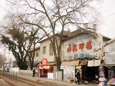 Chợ Bốn Con Hổ, nơi kinh doanh của người Việt tại Hungary. Ảnh: H.T. Chợ Bốn Con Hổ, nơi kinh doanh của người Việt tại Hungary Ảnh: H.T