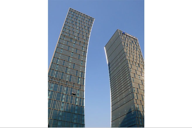 Trên quảng trường Riviera TwinStar Square ở Thượng Hải có hai tòa tháp có kiến trúc trông như nghiêng vào nhau. Đây là nơi đặt trụ sở của hai ngân hàng Agricultural Bank of China và China Construction Bank