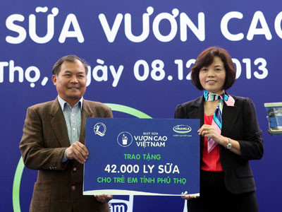 Bà Bùi Thị Hương – Giám Đốc Đối Ngoại Vinamilk đại diện Quỹ sữa Vươn cao VN trao tặng 42 ngàn ly sữa cho trẻ em tỉnh Phú Thọ