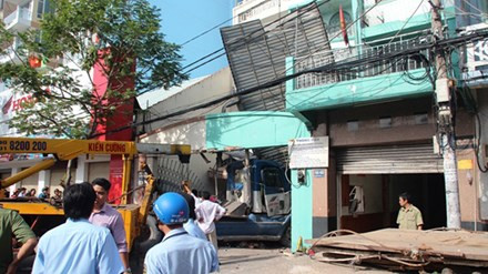 BẢN TIN ATGT: Chở mẹ đi làm, nam sinh tử vong dưới bánh xe khách ảnh 6