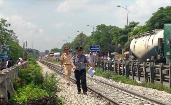 BẢN TIN ATGT: Chở mẹ đi làm, nam sinh tử vong dưới bánh xe khách ảnh 5
