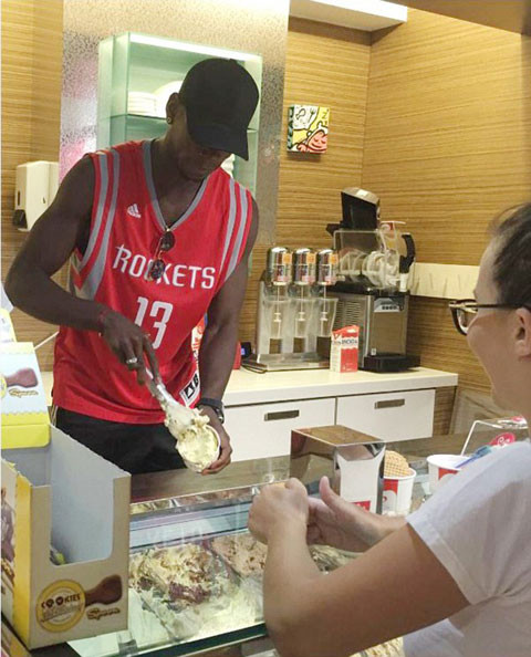 Bị treo giò ở vòng 1, Pogba tranh thủ đi... bán kem ảnh 1