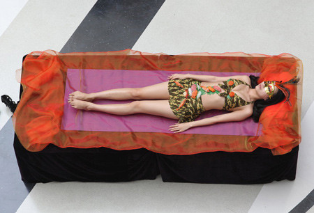 Tuy nhiên không ít ý kiến phản đối việc sắp đặt sushi trên cơ thể cô gái tại một lễ hội ẩm thực. Tuy nhiên không ít ý kiến phản đối việc sắp đặt sushi trên cơ thể cô gái tại một lễ hội ẩm thực