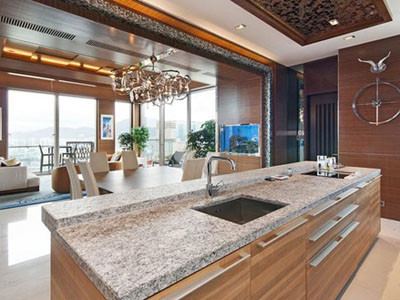 Phòng bếp chính thiết kế theo phong cách châu Âu, còn bếp phụ bên trong được dành để nấu các món Trung Quốc