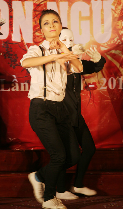 Còn Ngô Thị Hải Yến (lớp K54) thật sự hóa thân vào vở nhạc kịch đương đại