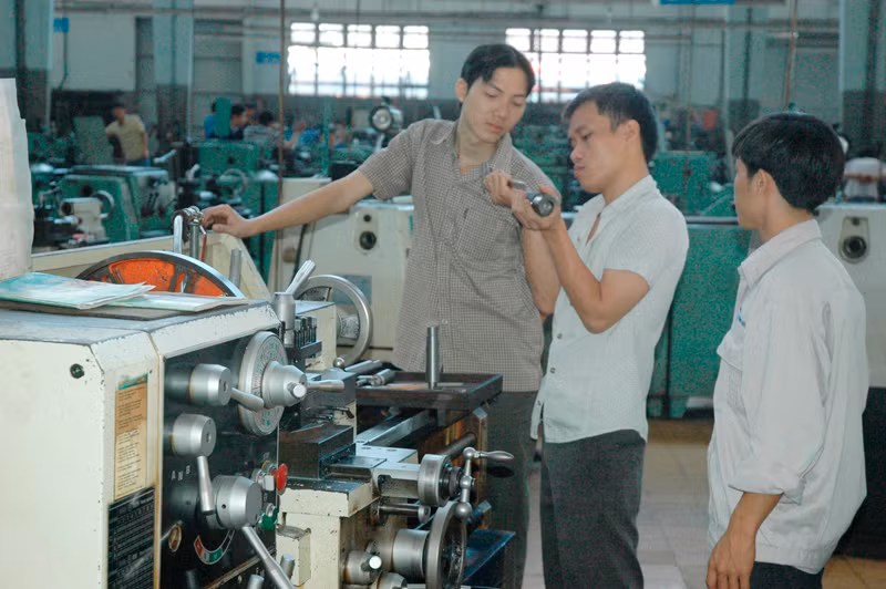 Học sinh các trường THPT ở các tỉnh thành tham quan tìm hiểu ngành nghề để chuẩn bị chọn ngành, nghề cho mùa thi tuyển sinh ĐH, CĐ năm 2012. Ảnh chụp tại ngày hội mở Trường ĐH Sư phạm Kỹ thuật TPHCM. Ảnh: Quang Phương