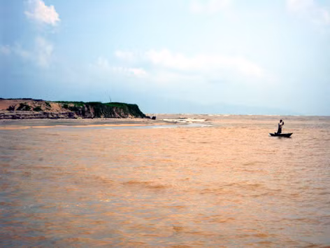 Cửa Đại chỉ còn sâu 1,2m, tàu thuyền không thể lưu thông. ảnh: Quốc Hải