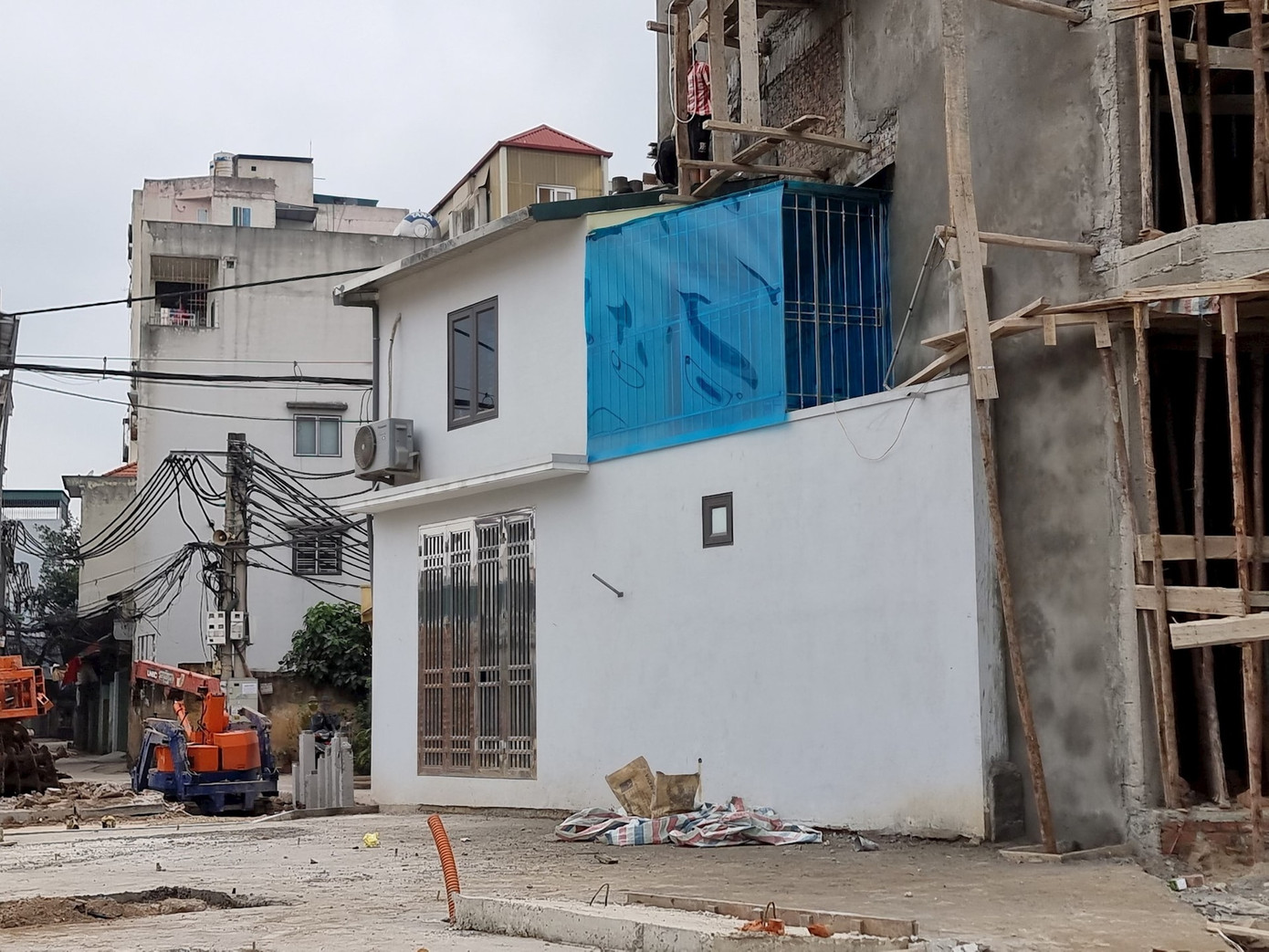 Căn nhà rộng chưa đầy 17m2 với một cạnh dài chưa đầy 20cm tại ngách 42/197 Thịnh Liệt. Căn nhà rộng chưa đầy 17m2 với một cạnh dài chưa đầy 20cm tại ngách 42/197 Thịnh Liệt.