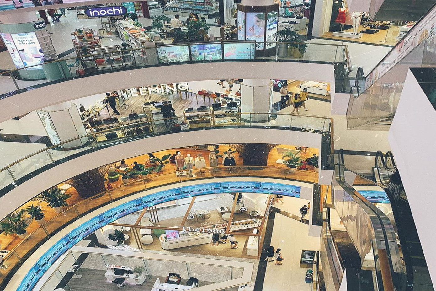 Các trung tâm thương mại lớn chiều lòng được nhiều khách hàng khó tính bởi “hội tụ” nhiều thương hiệu lớn.