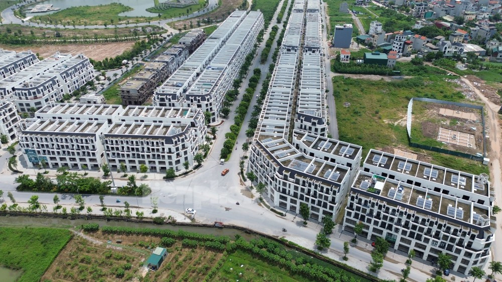 Loạt biệt thự nghìn tỷ bỏ hoang tại huyện vùng ven Hà Nội. Loạt biệt thự nghìn tỷ bỏ hoang tại huyện vùng ven Hà Nội.