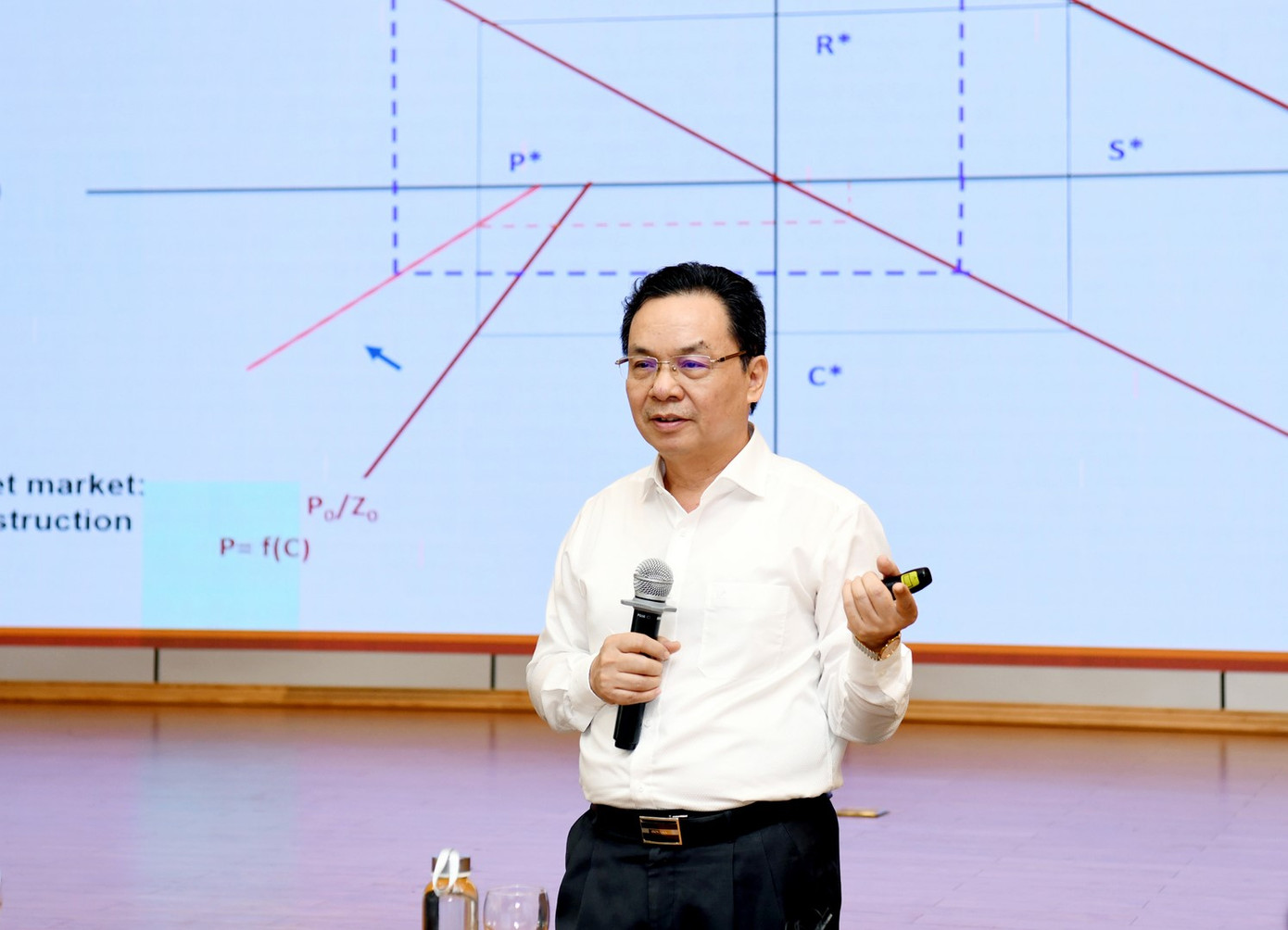 GS.TS Hoàng Văn Cường - Đại biểu Quốc hội, nguyên Phó Hiệu trưởng Trường Đại học Kinh tế Quốc dân. GS.TS Hoàng Văn Cường - Đại biểu Quốc hội, nguyên Phó Hiệu trưởng Trường Đại học Kinh tế Quốc dân.