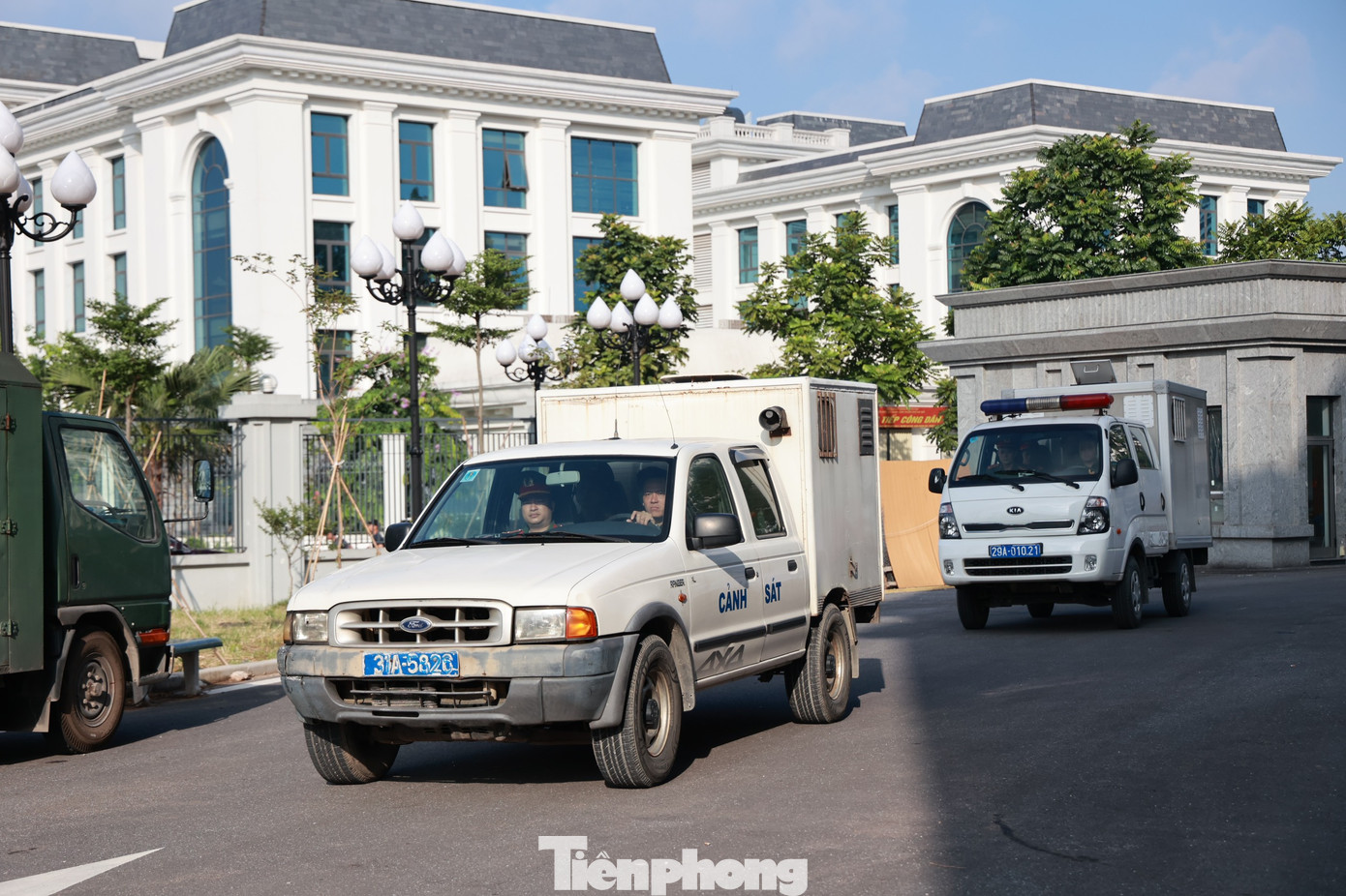 Đúng 7h sáng nay đoàn xe chở các bị cáo tới toà án xét xử.