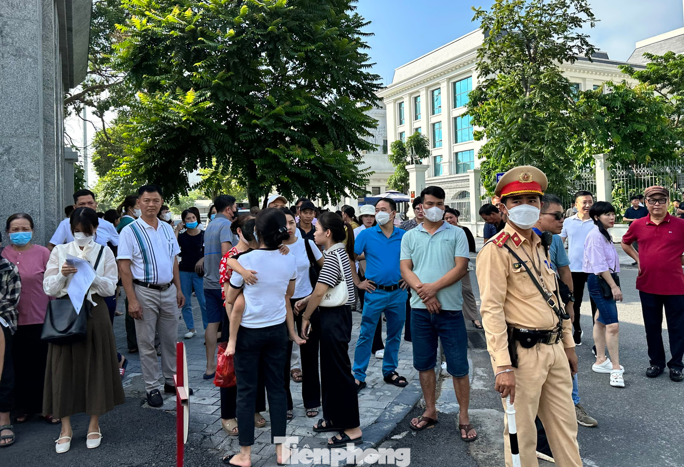 Từ 6h30, rất đông người dân và người thân của các bị cáo đã túc trực bên ngoài cổng toà án Nhân dân TP Hà Nội.