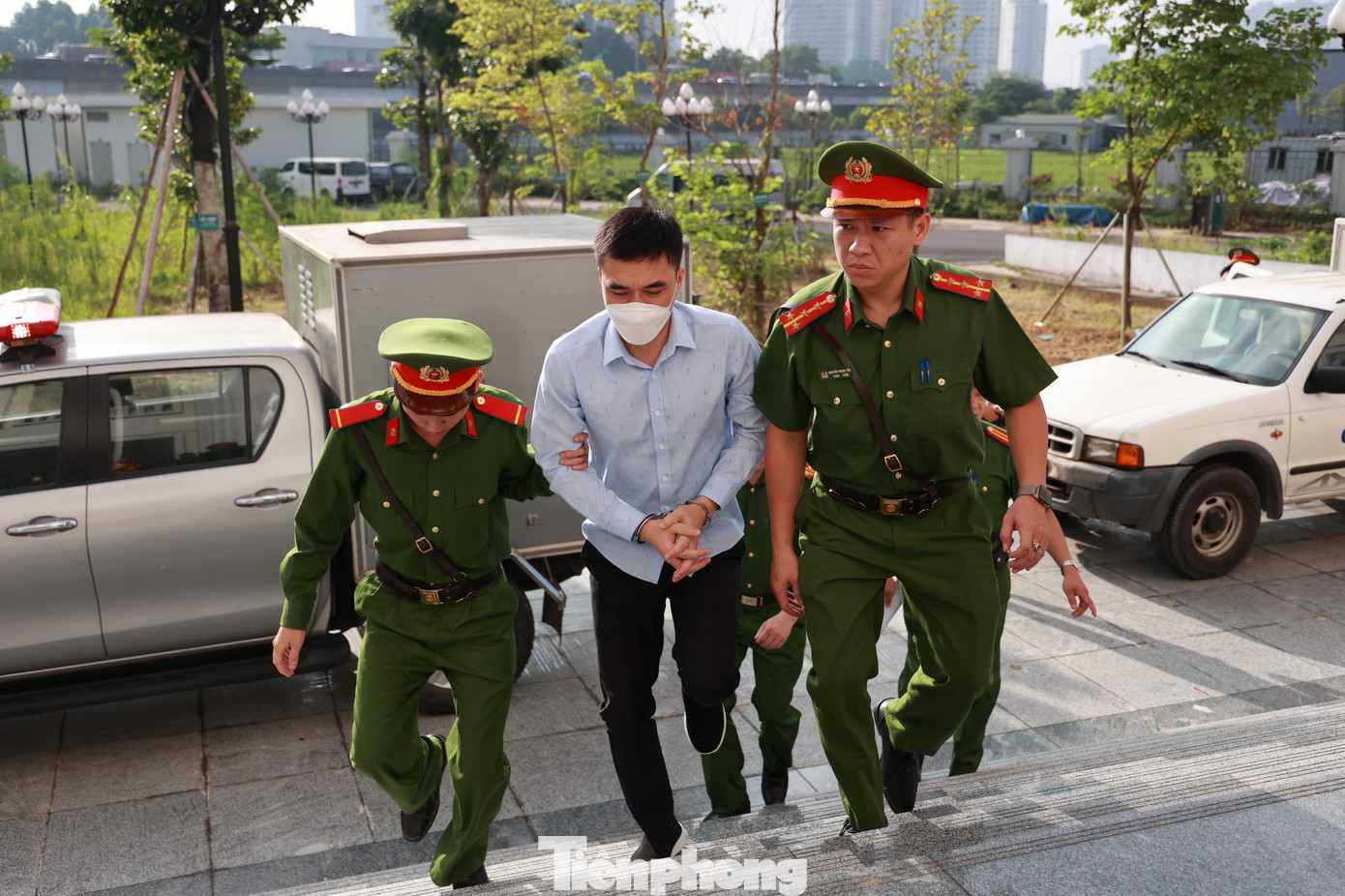 Các bị cáo vụ ‘chuyến bay giải cứu’ được dẫn giải đến phiên tòa xét xử.