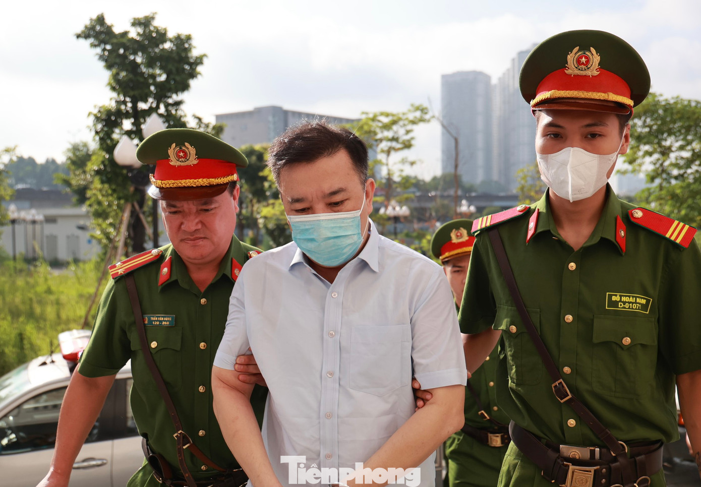 Bị cáo Chử Xuân Dũng (cựu Phó Chủ tịch UBND TP Hà Nội) được dẫn giải tới tòa.