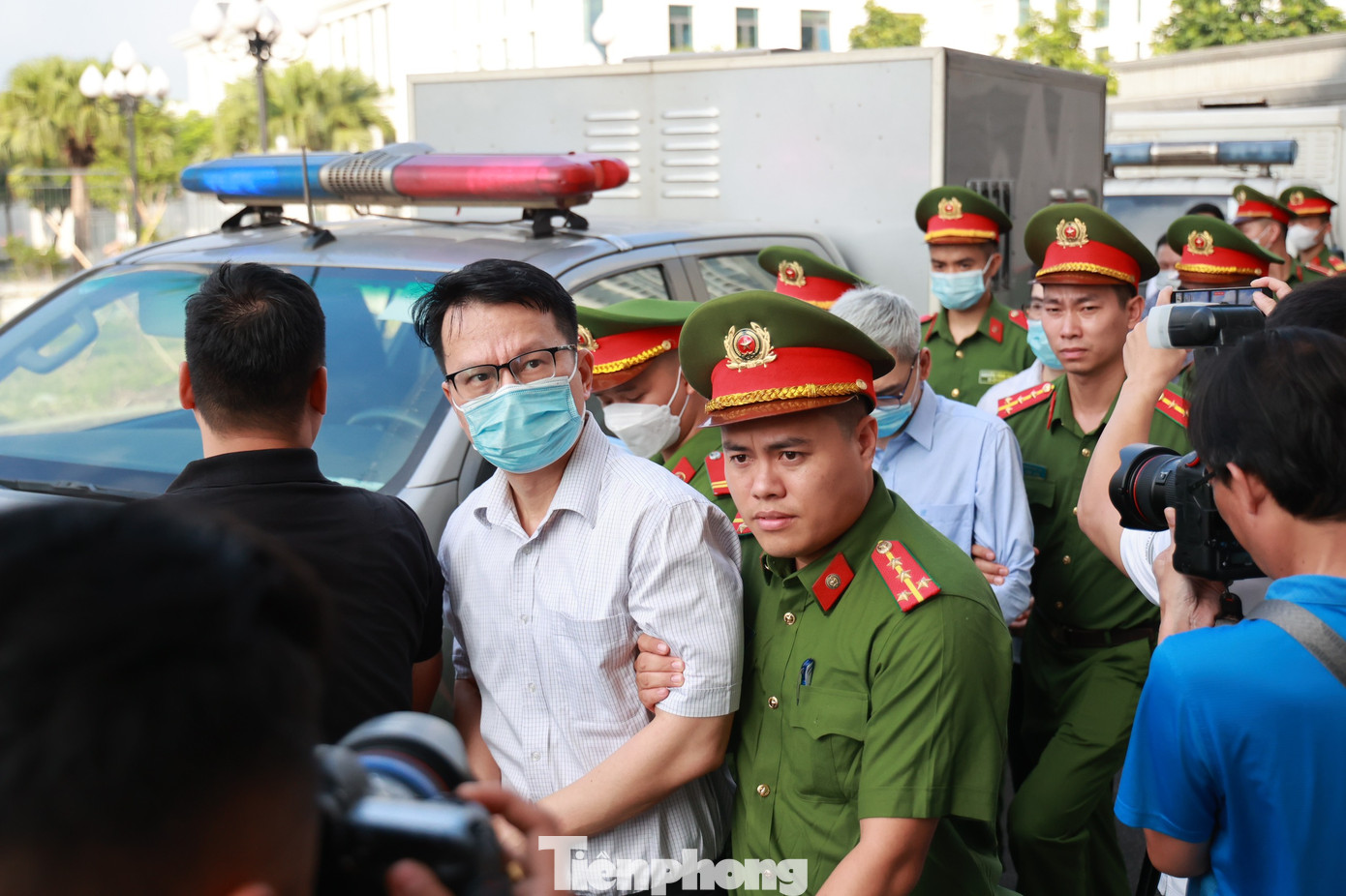 Các bị cáo vụ ‘chuyến bay giải cứu’ được dẫn giải đến phiên tòa xét xử. (Trong ảnh là bị cáo Trần Việt Thái, cựu Đại sứ Việt Nam tại Malaysia).