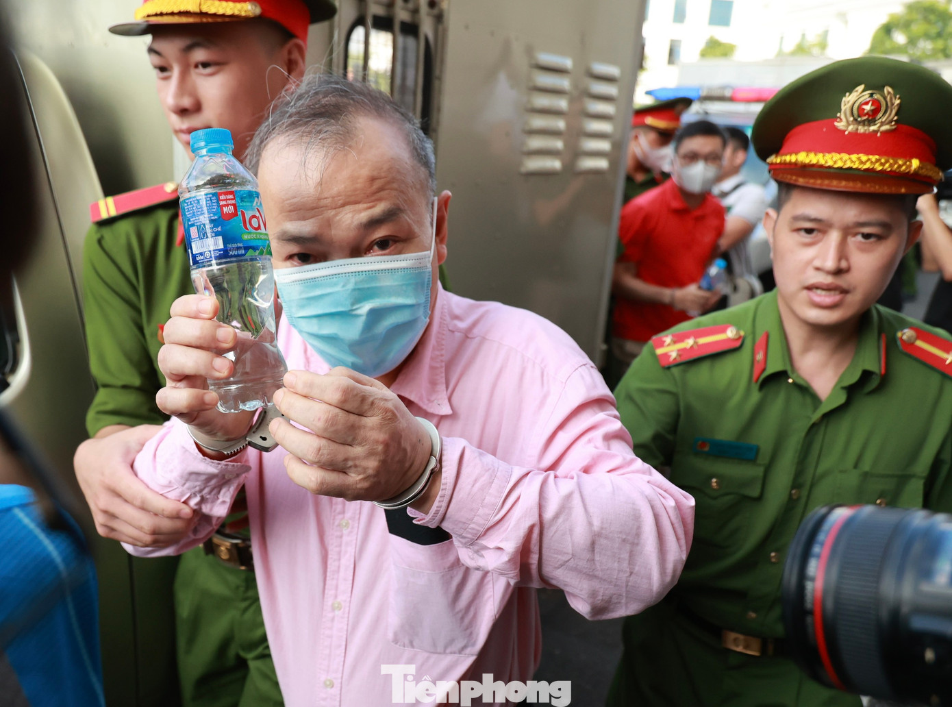 Bị cáo Vũ Hồng Nam, nguyên Đại sứ Việt Nam tại Nhật Bản, nguyên Thứ trưởng Bộ Ngoại giao bị cáo buộc nhận hối lộ 2 lần, tổng số hơn 1,8 tỷ đồng.