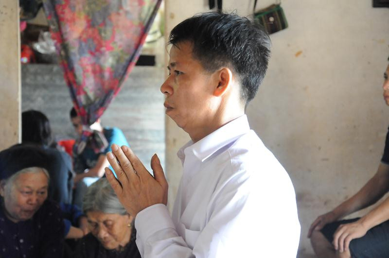 Sau khi trả lời phỏng vấn báo chí, ông Chấn cùng vợ xin phép đi thắp hương cho người quá cố