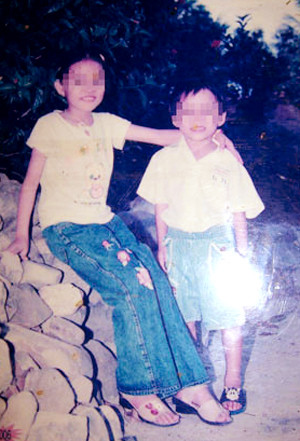 Bé L. và em gái một năm trước khi bị bố xâm hại dã man (chụp lưu niệm năm 2006)