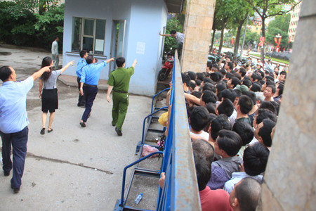 Lực lượng công an, bảo vệ đã phải làm việc rất quyết liệt đối với những người cố ý trèo vào trước giờ mở cửa