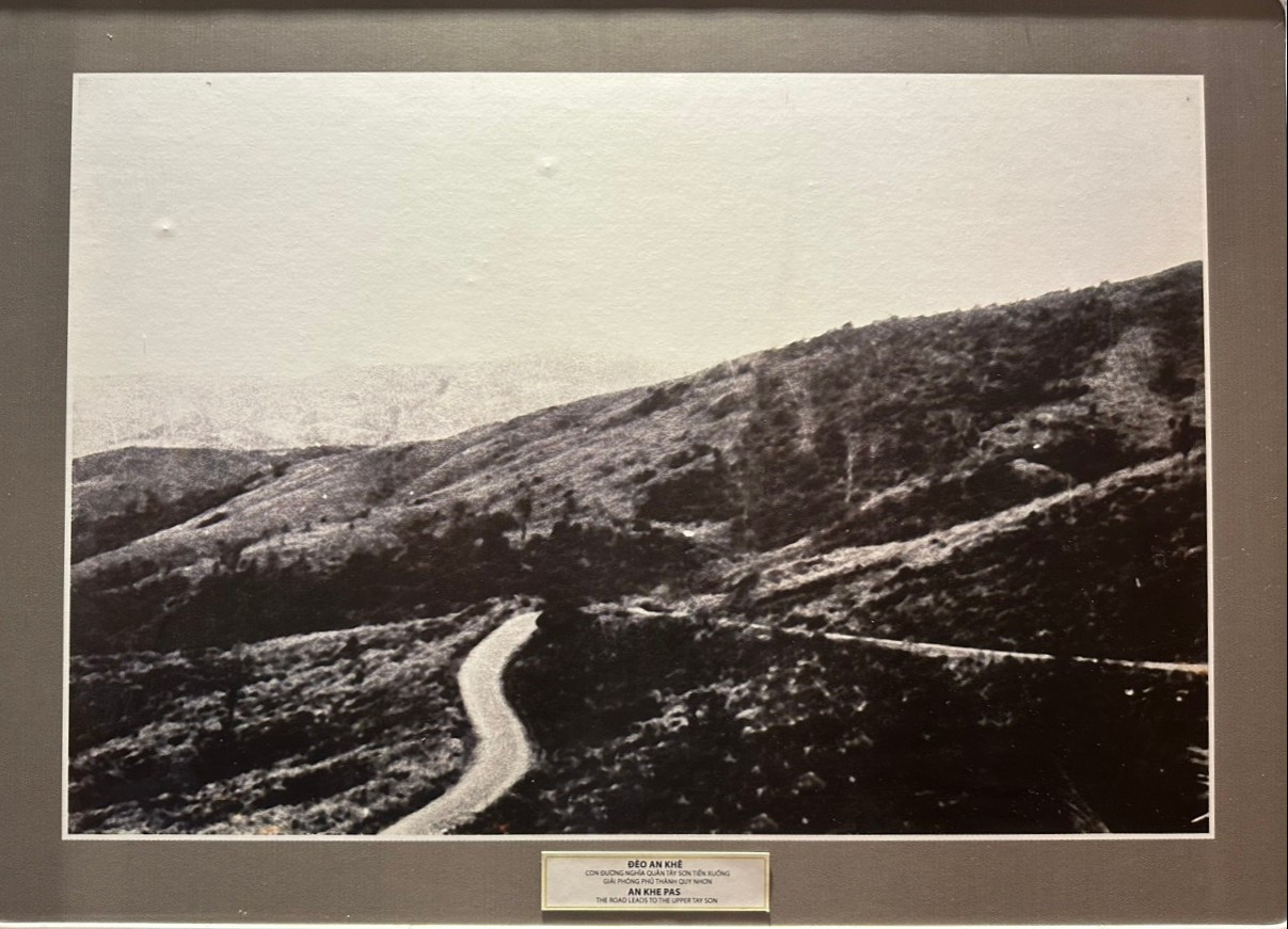 Đèo An Khê, con đường nghĩa quân Tây Sơn tiến xuống giải phóng thành Quy Nhơn.Nguồn: Bảo tàng Quang Trung, Bình Định. Đèo An Khê, con đường nghĩa quân Tây Sơn tiến xuống giải phóng thành Quy Nhơn.Nguồn: Bảo tàng Quang Trung, Bình Định.