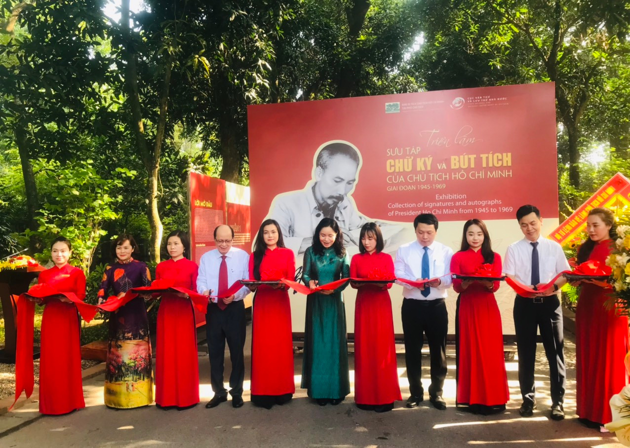 Cắt băng khai mạc Triển lãm “Sưu tập chữ ký và bút tích của Chủ tịch Hồ Chí Minh giai đoạn 1945–1969”.