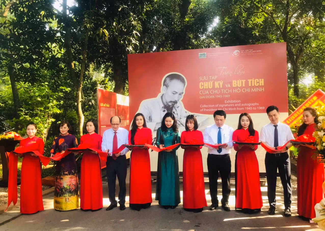 Cắt băng khai mạc Triển lãm “Sưu tập chữ ký và bút tích của Chủ tịch Hồ Chí Minh giai đoạn 1945–1969”. Cắt băng khai mạc Triển lãm “Sưu tập chữ ký và bút tích của Chủ tịch Hồ Chí Minh giai đoạn 1945–1969”.