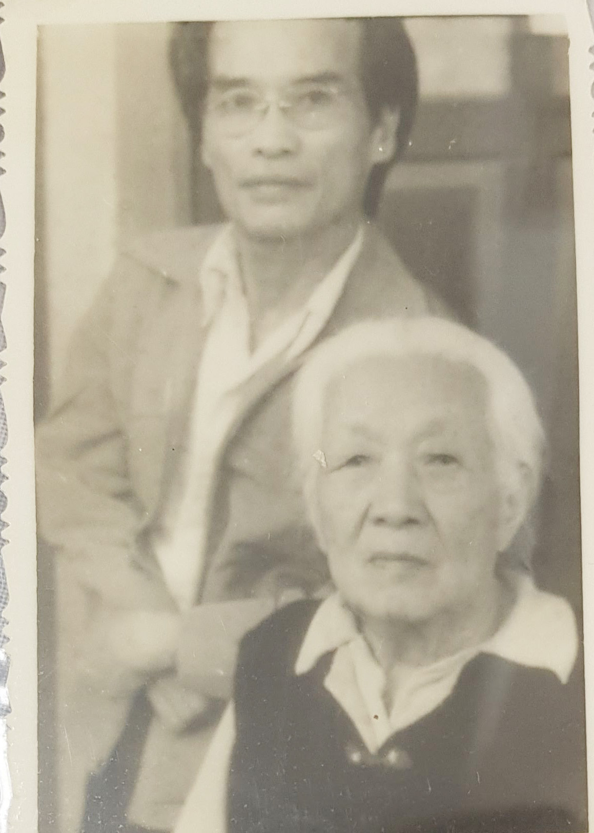 Nhà văn Sơn Tùng gặp bà Hoàng Thị Thế, con gái nhà yêu nước Hoàng Hoa Thám.