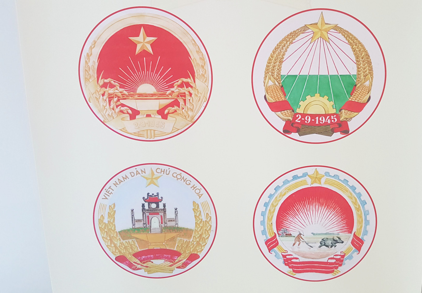 Một số phác thảo mẫu Quốc huy Việt Nam của Hoạ sĩ Bùi Trang Chước.