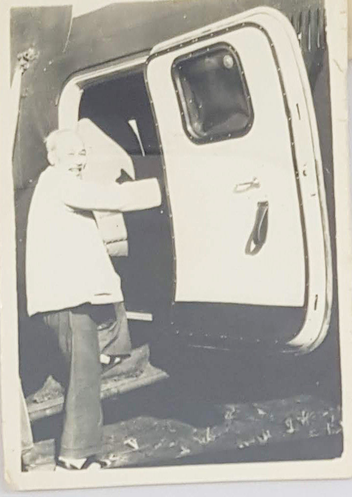 Chủ tịch Hồ Chí Minh về thăm quê năm 1960. Ảnh Bác lên máy bay tại thành phố Vinh (Nghệ An).