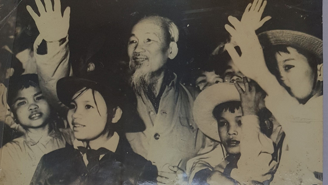 Các cháu thiếu niên dũng sĩ diệt Mỹ miền Nam ra miền Bắc gặp Bác Hồ, tháng 1/1969.