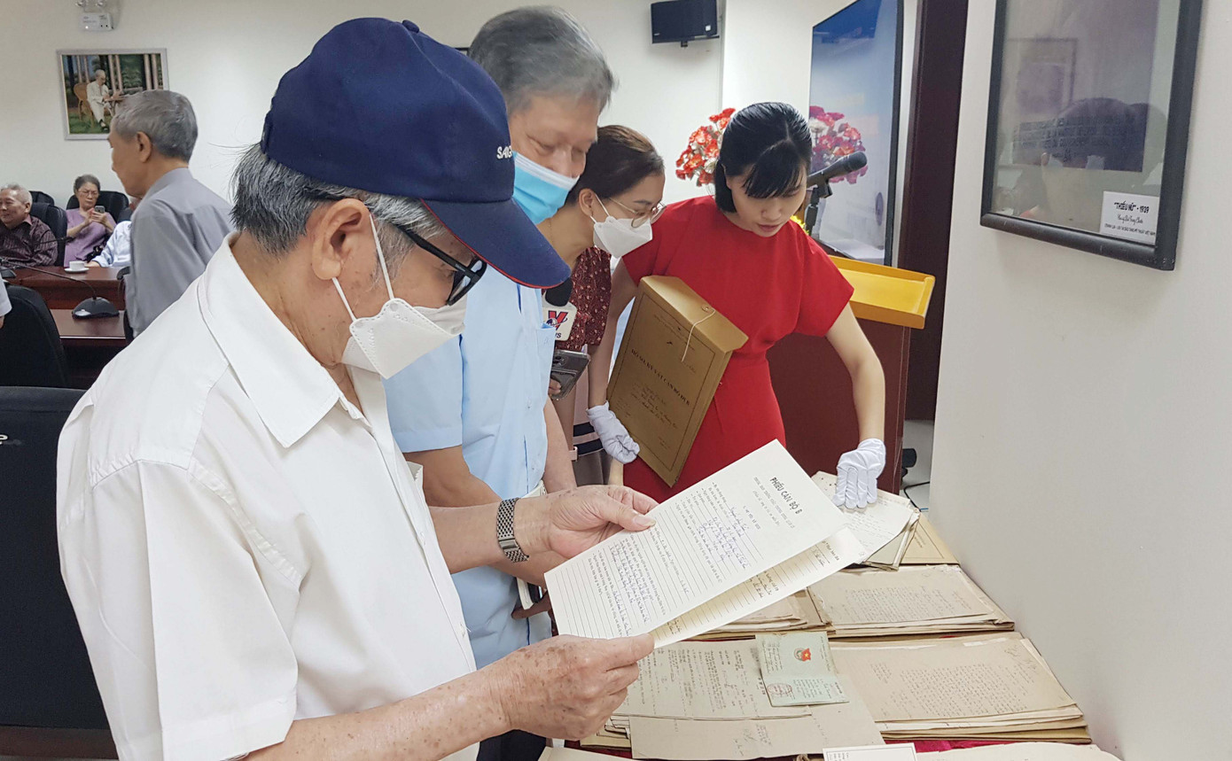 Các cựu cán bộ đi B xem lại hồ sơ gốc của mình hiện được lưu giữ tại Trung tâm Lưu trữ Quốc gia III. Ảnh: Kiến Nghĩa.
