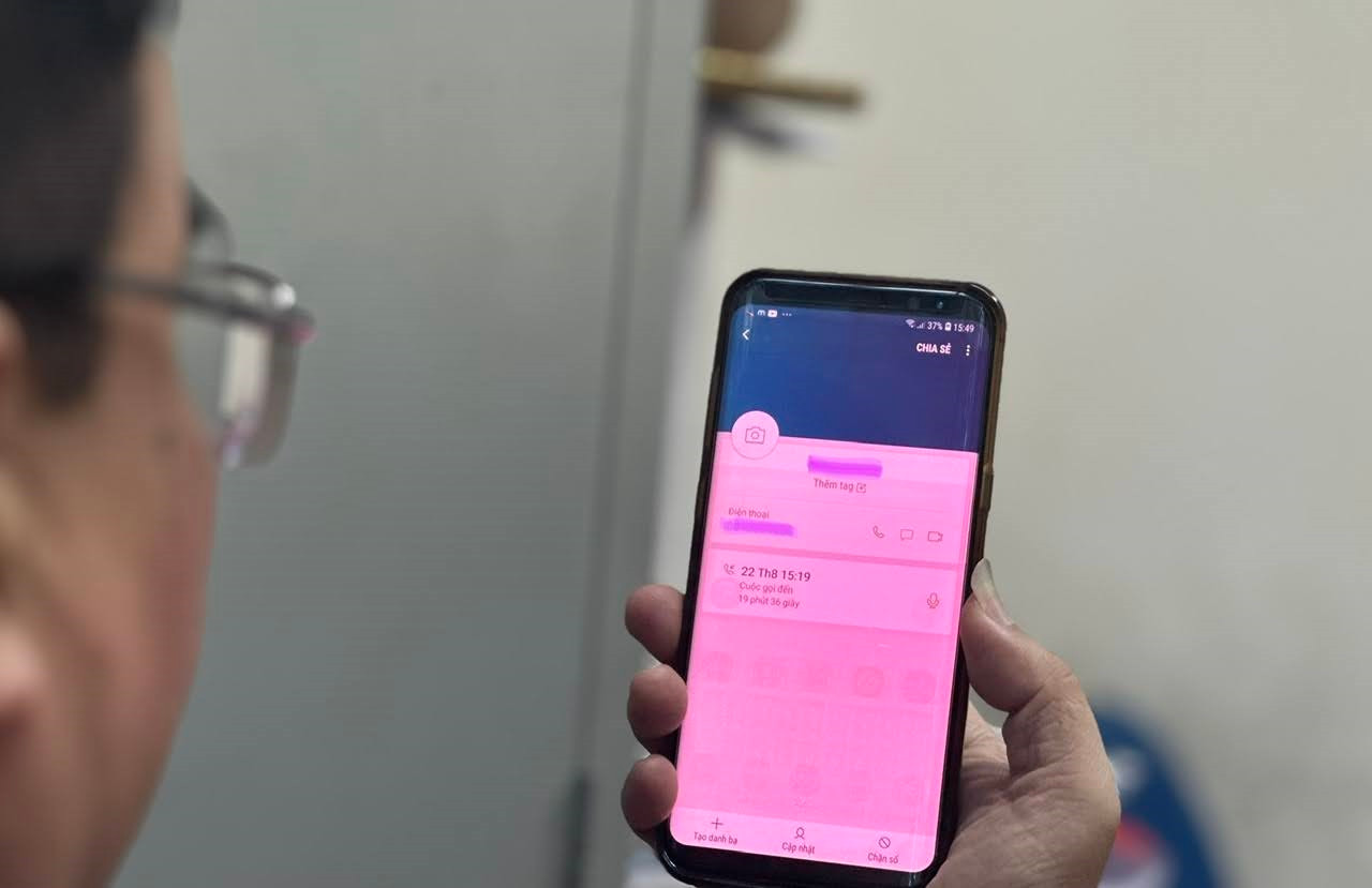 Ông D đang kể lại sự việc Ông D đang kể lại sự việc