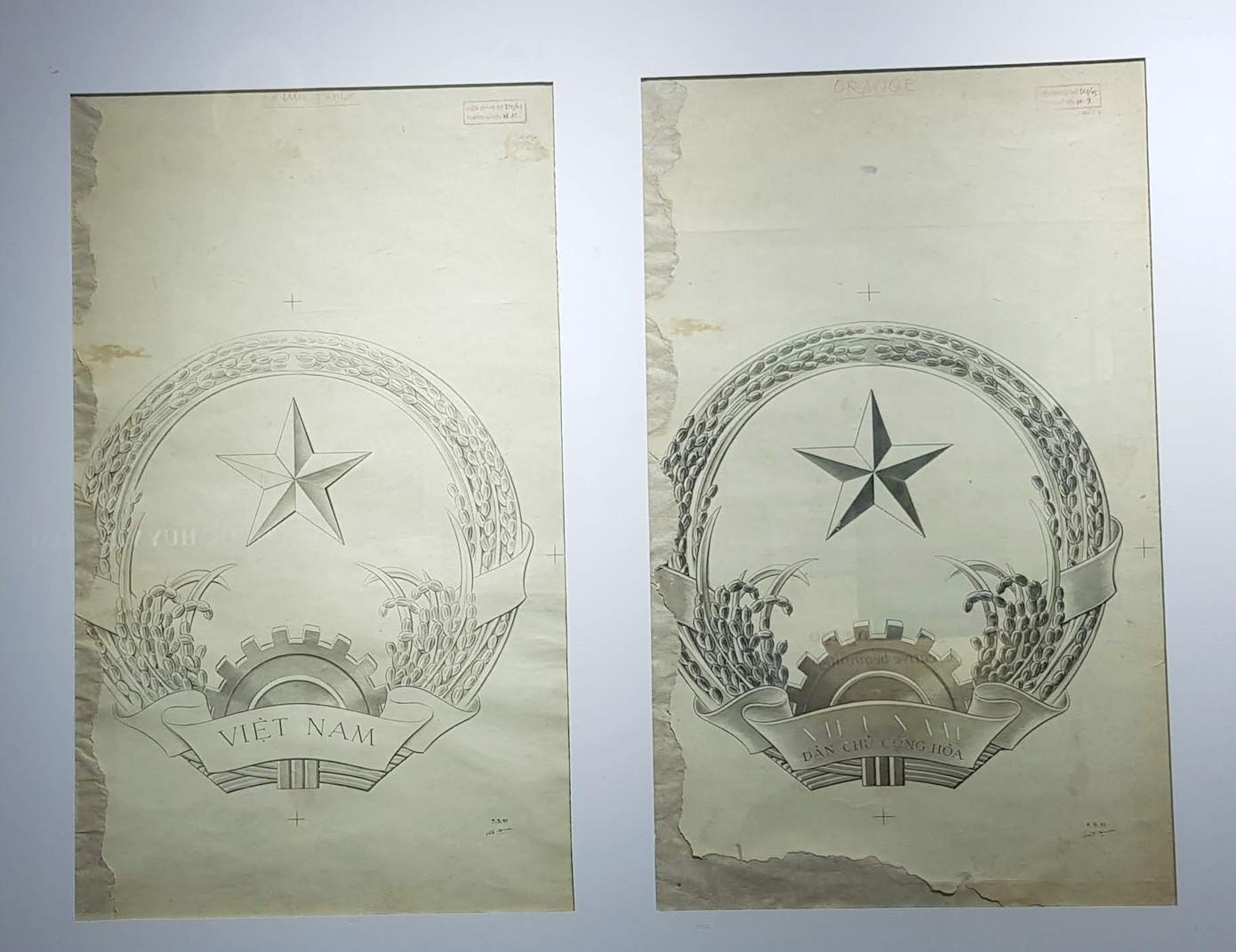 Bản vẽ tách màu đen trắng mẫu Quốc huy Việt Nam của họa sĩ Bùi Trang Chước để trình Kỳ họp thứ V, Quốc hội khóa I, tháng 9/1955.