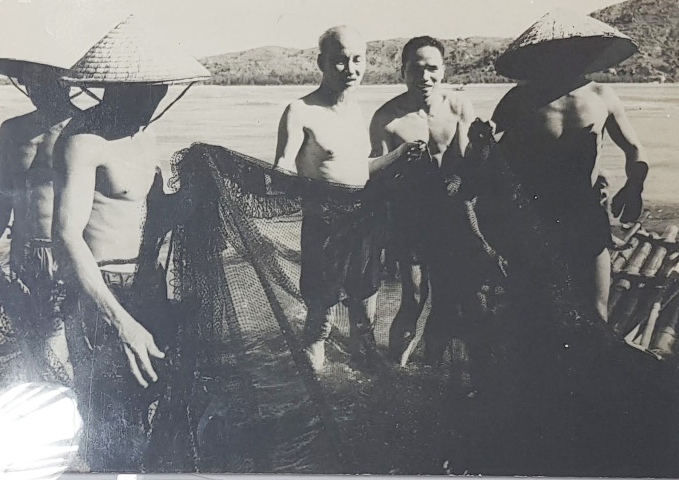 Chủ tịch Hồ Chí Minh đánh bắt cá với bà con ngư dân Sầm Sơn (Thanh Hóa). Ảnh chụp mùa hè năm 1960.