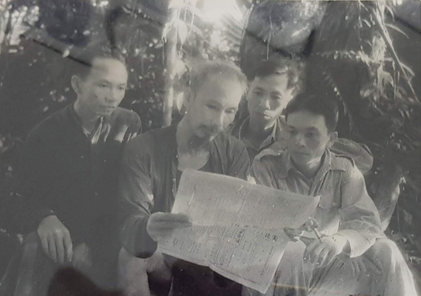 Chủ tịch Hồ Chí Minh, các đồng chí Trường Chinh, Võ Nguyên Giáp, Lê Đức Thọ đang đọc báo tại chiến khu Việt Bắc năm 1947. Ảnh do nhà văn Sơn Tùng sưu tầm. Chủ tịch Hồ Chí Minh, các đồng chí Trường Chinh, Võ Nguyên Giáp, Lê Đức Thọ đang đọc báo tại chiến khu Việt Bắc năm 1947. Ảnh do nhà văn Sơn Tùng sưu tầm.