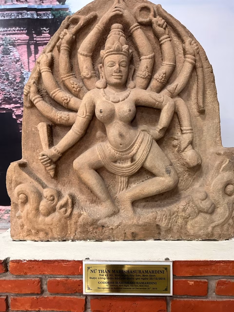 Nữ thần Mahishasuramardini, thế kỷ XII (Tây Sơn, Bình Định), được công nhận bảo vật quốc gia ngày 25/12/2015, hiện được trưng bày tại Bảo tàng Tổng hợp tỉnh Bình Định.