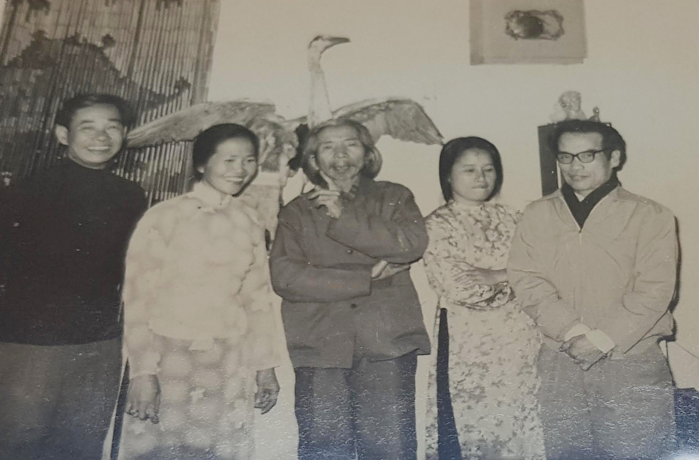 Từ phải sang, nhà văn Sơn Tùng (thứ nhất) trong một cuộc gặp nhạc sĩ Văn Cao (thứ 3). Tư liệu của cố nhà văn Sơn Tùng gửi tặng Trung tâm Lưu trữ Quốc gia III.