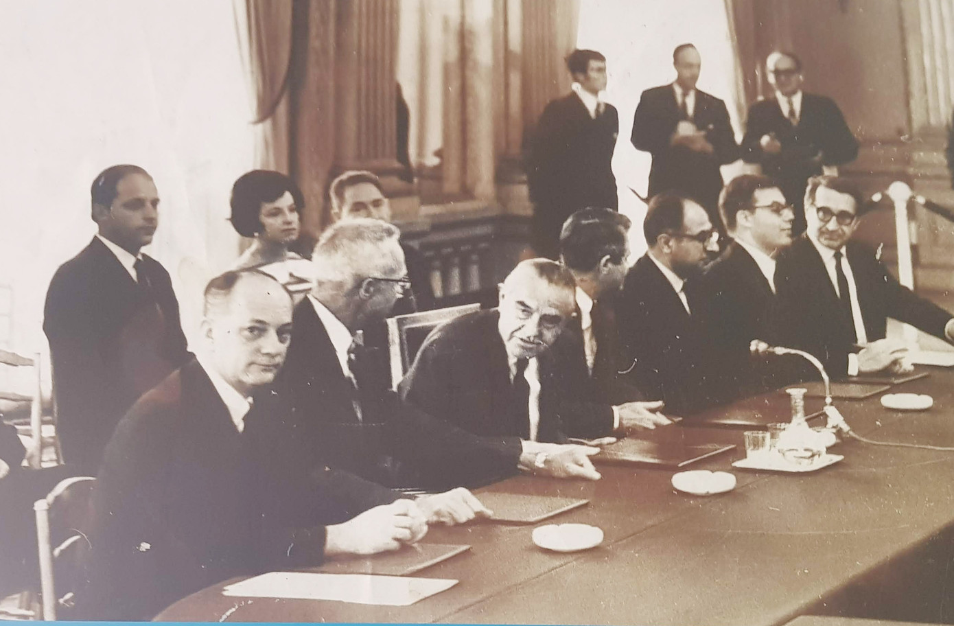 Đoàn đại biểu Chính phủ Hoa Kỳ dự phiên họp khai mạc cuộc hội đàm chính thức với đại diện Chính phủ Việt Nam Dân chủ Cộng hòa, ngày 13/5/1968 Đoàn đại biểu Chính phủ Hoa Kỳ dự phiên họp khai mạc cuộc hội đàm chính thức với đại diện Chính phủ Việt Nam Dân chủ Cộng hòa, ngày 13/5/1968