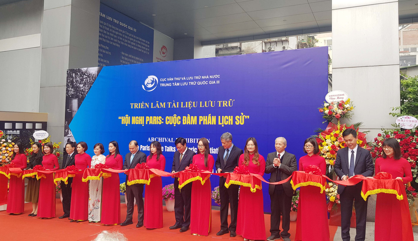 Khai mạc Triển lãm tài liệu lưu trữ "Hội nghị Paris - Cuộc đàm phán lịch sử" Ảnh: Kiến Nghĩa Khai mạc Triển lãm tài liệu lưu trữ "Hội nghị Paris - Cuộc đàm phán lịch sử" Ảnh: Kiến Nghĩa