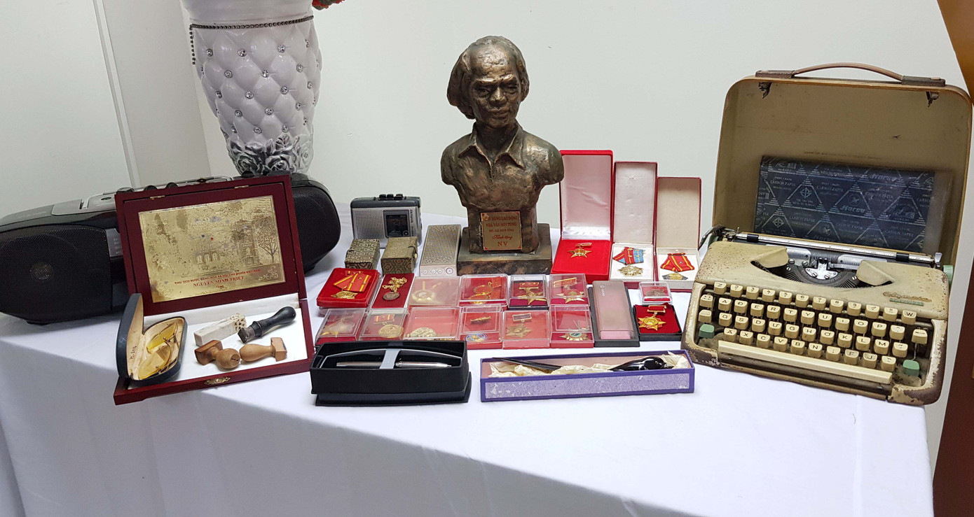 Một số hiện vật gắn với cuộc đời và sáng tác của cố nhà văn Sơn Tùng gửi tặng Trung tâm Lưu trữ Quốc gia III Ảnh: Kiến Nghĩa. Một số hiện vật gắn với cuộc đời và sáng tác của cố nhà văn Sơn Tùng gửi tặng Trung tâm Lưu trữ Quốc gia III Ảnh: Kiến Nghĩa.