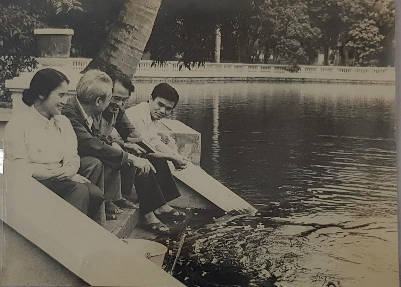 (Từ phải sang) Nhà văn Sơn Tùng (thứ hai) và ông Vũ Kỳ (thứ 3) bên ao cá Bác Hồ, tháng 5/1982.