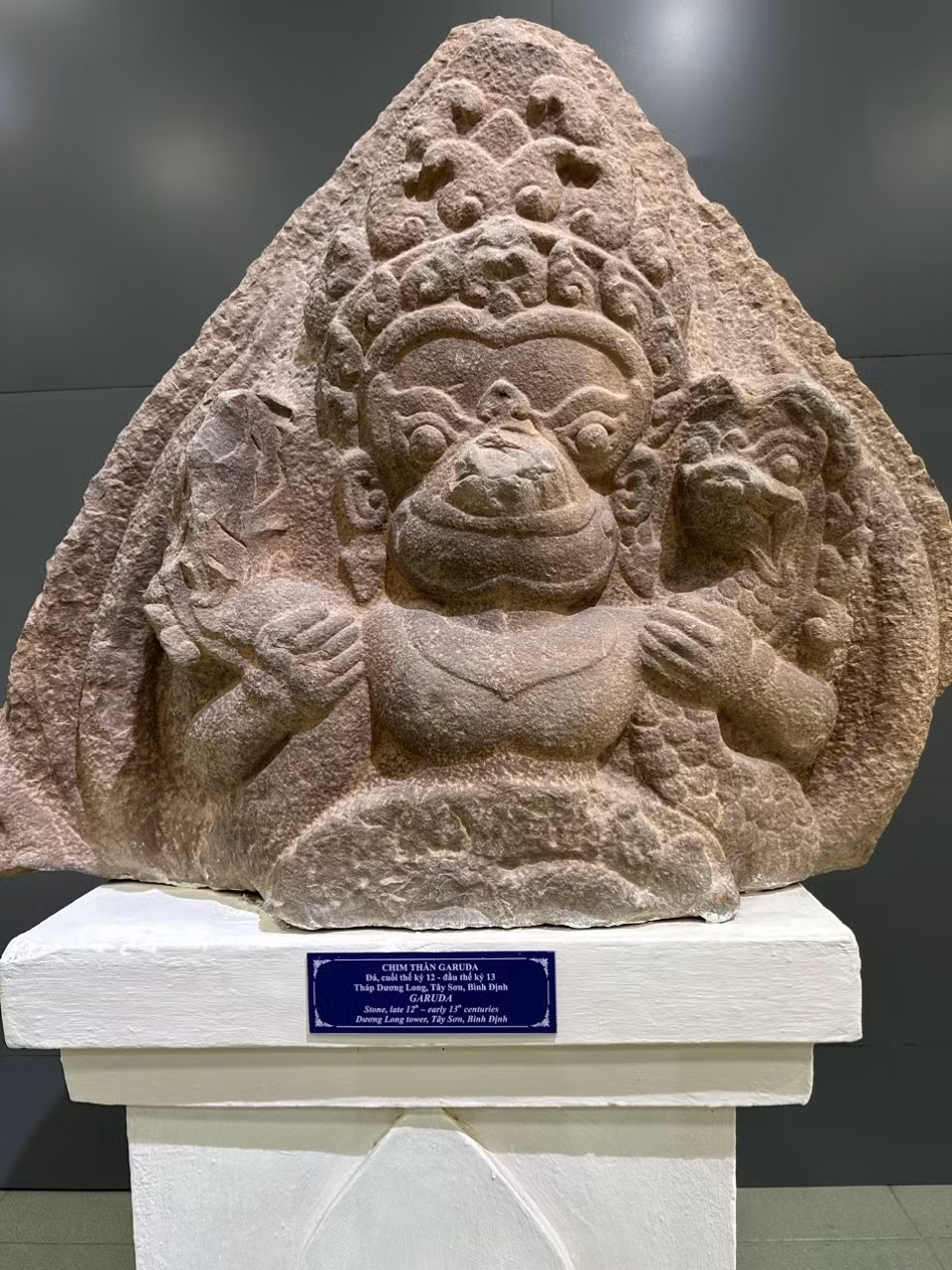 Chim thần Garuda, cuối thế kỷ XII - đầu thế kỷ XIII, tháp Dương Long (Tây Sơn, Bình Định), hiện được trưng bày tại Bảo tàng Tổng hợp tỉnh Bình Định.
