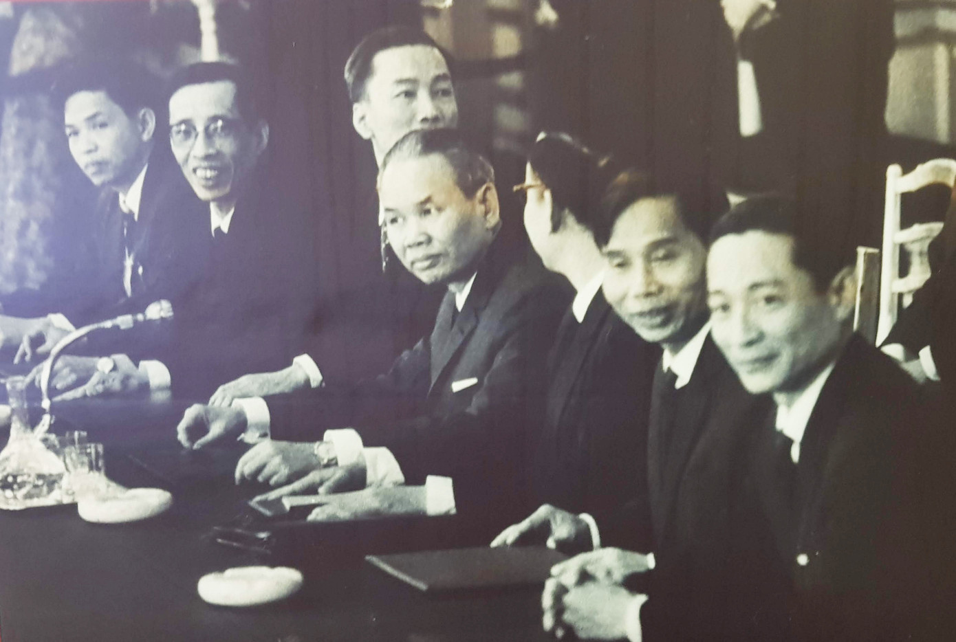 Đoàn đại biểu Chính phủ nước Việt Nam Dân chủ Cộng hòa dự phiên họp khai mạc cuộc hội đàm chính thức tại Hội nghị Paris, ngày 13/5/1968 Đoàn đại biểu Chính phủ nước Việt Nam Dân chủ Cộng hòa dự phiên họp khai mạc cuộc hội đàm chính thức tại Hội nghị Paris, ngày 13/5/1968