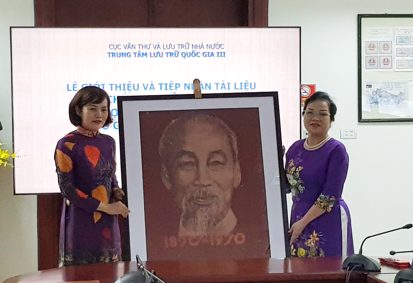 Bà Nguyễn Thị Minh Thủy (phải), con gái cố họa sĩ Bùi Trang Chước thay mặt gia đình trao tặng Trung tâm Lưu trữ Quốc gia III bức chân dung Chủ tịch Hồ Chí Minh của cố họa sĩ Bùi Trang Chước. Ảnh: Kiến Nghĩa. Bà Nguyễn Thị Minh Thủy (phải), con gái cố họa sĩ Bùi Trang Chước thay mặt gia đình trao tặng Trung tâm Lưu trữ Quốc gia III bức chân dung Chủ tịch Hồ Chí Minh của cố họa sĩ Bùi Trang Chước. Ảnh: Kiến Nghĩa.